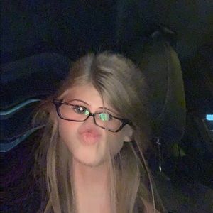 Meet your Posher, Caitlin